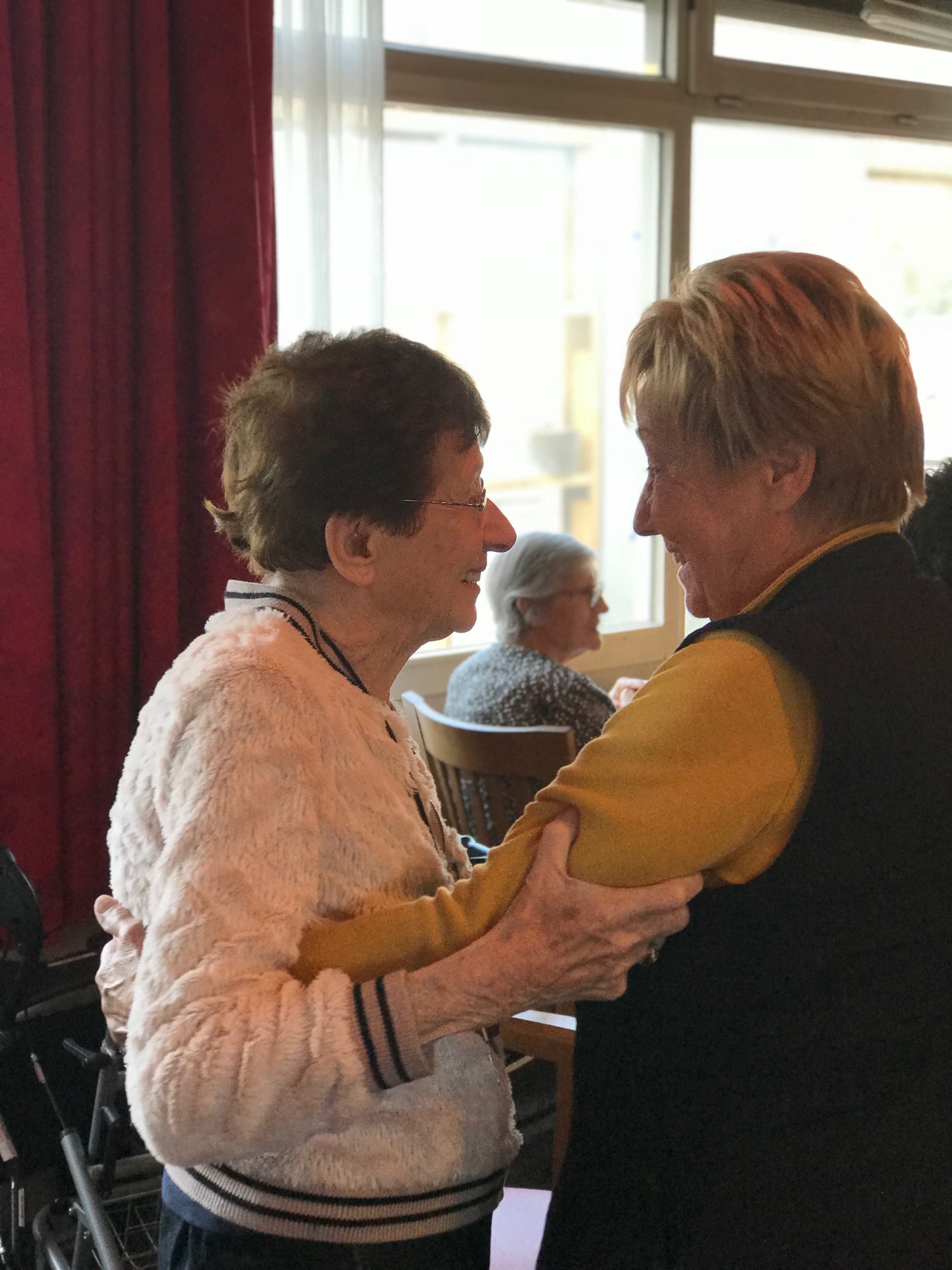 Dansende mensen met een muzikale activiteit voor ouderen