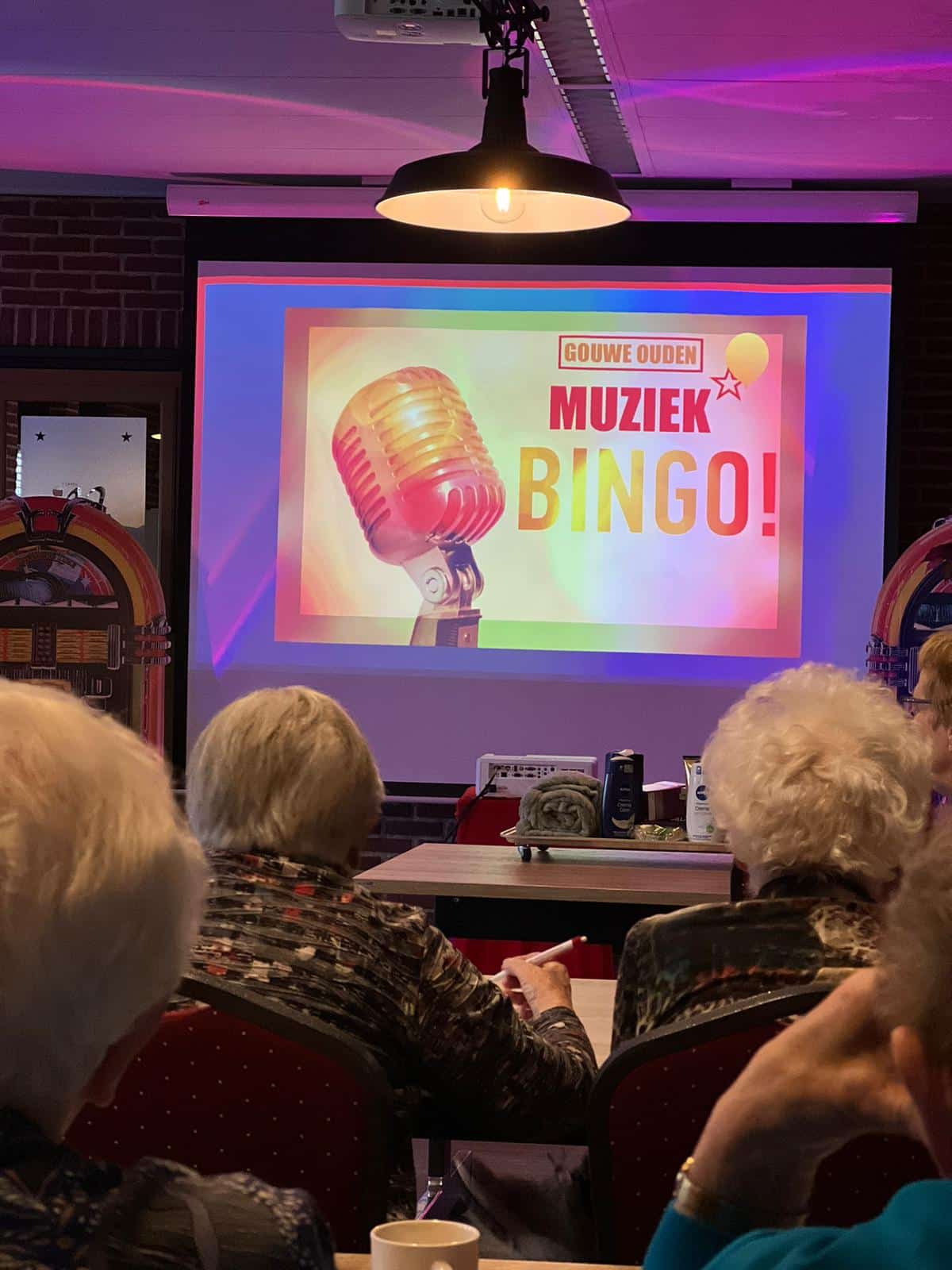 Muzie Bingo met scherm en tekst voor ouderen