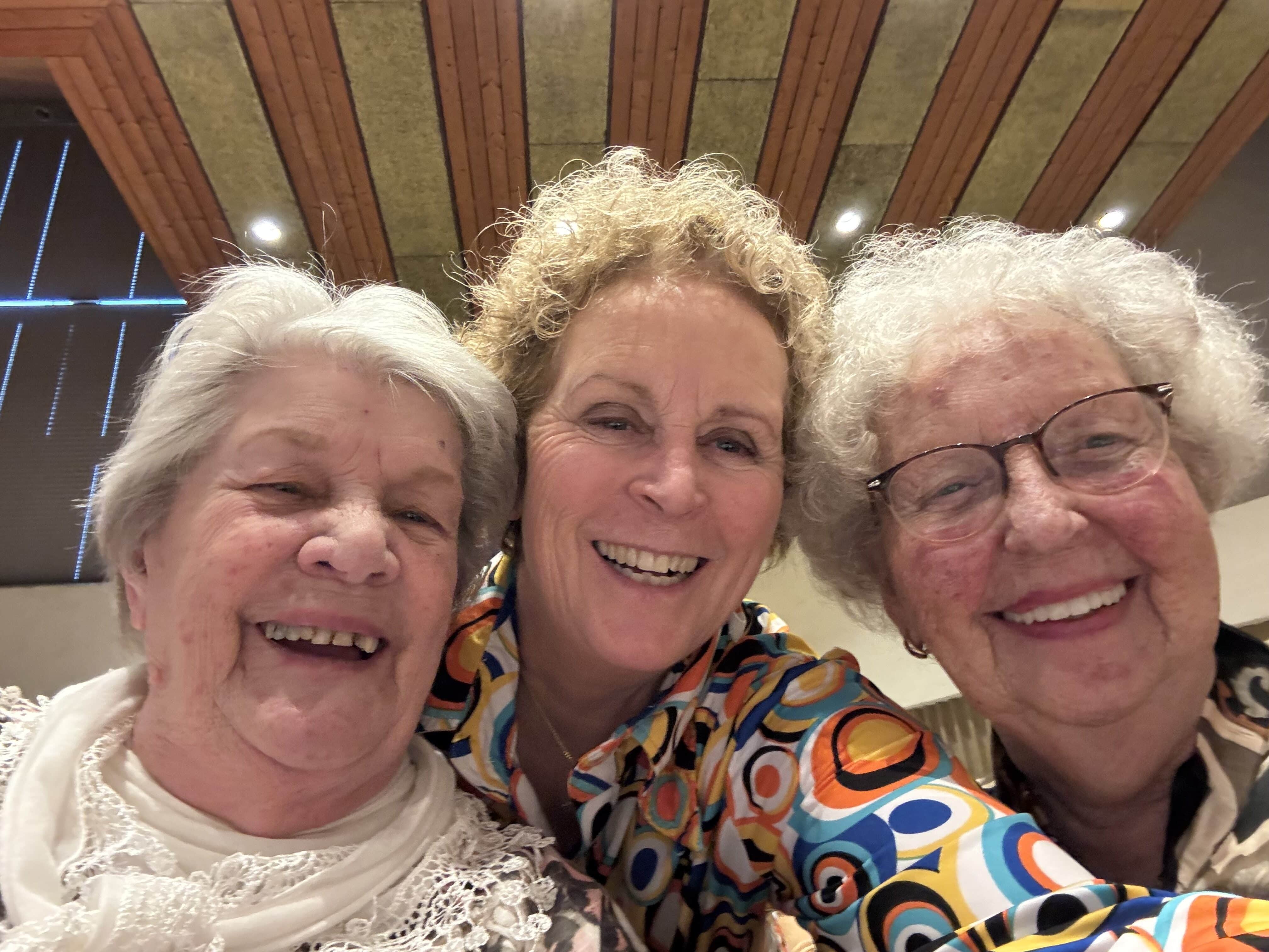 Gezellige meezing dames bij de Muziek bingo van Gouweouden