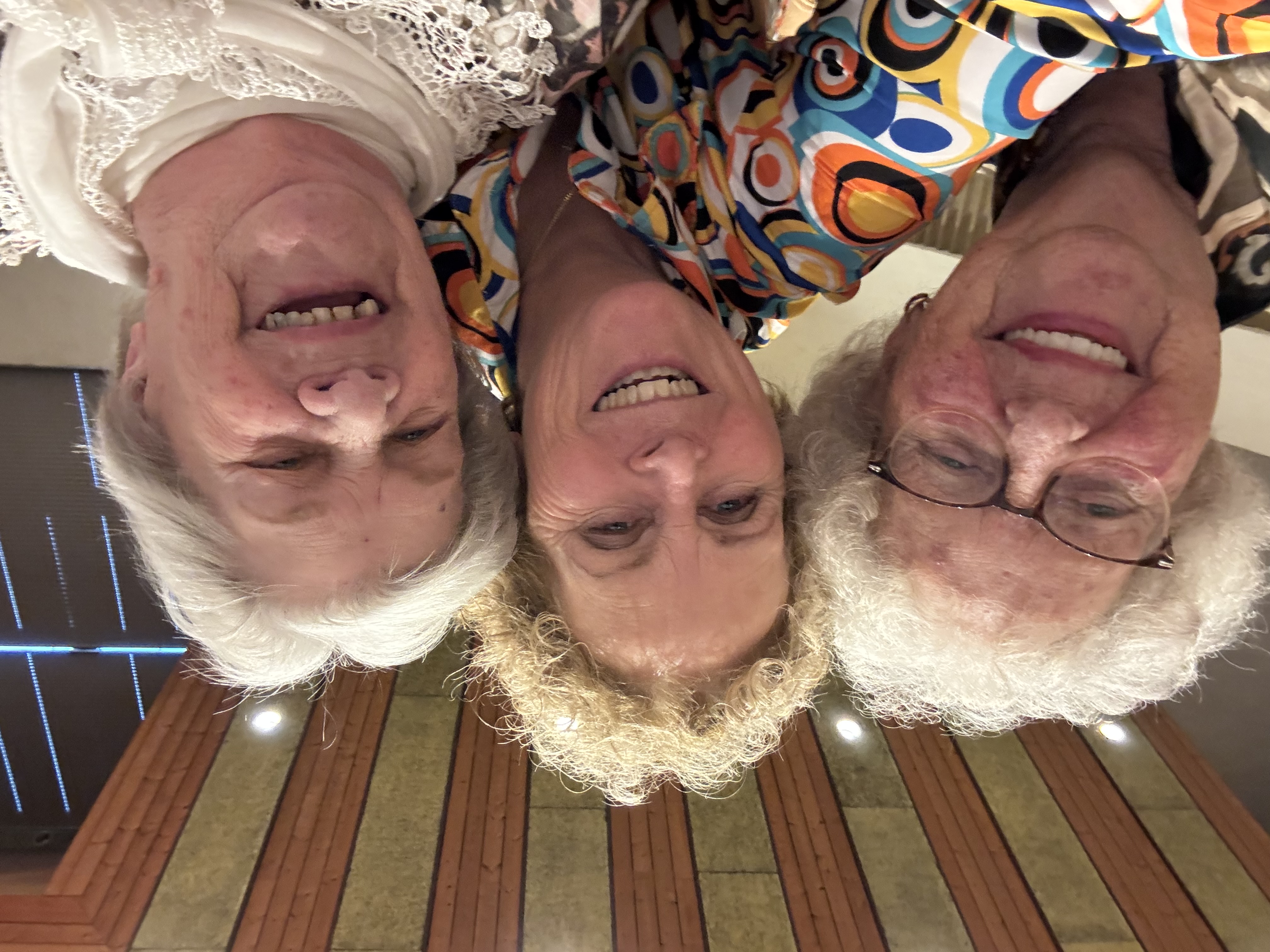 Gezellige meezing dames bij de Muziek bingo van Gouweouden